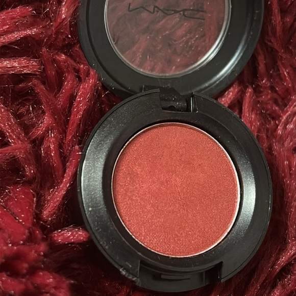 MAC Cosmetics Red Eyeshadow Bold Color - Picture 4 of 6